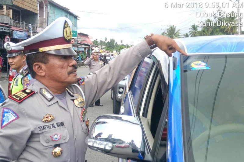 Polisi Pasang Stiker Keselamatan Di Motor Pengendara Ini Isi