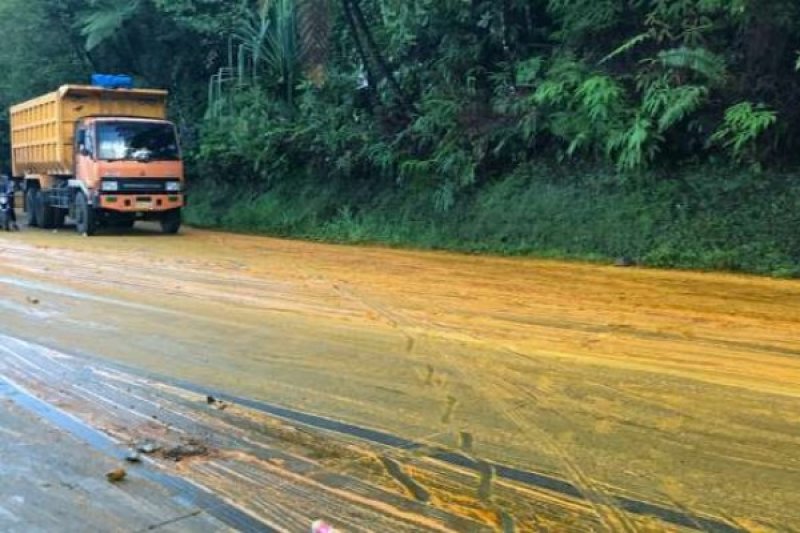 Truk Terbalik, Sopir Tewas dan Minyak Sawit Tumpah di Jalan Padang-Solok