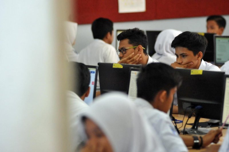 Peserta Ujian Nasional Keluhkan Soal Sulit Antara Sumbar