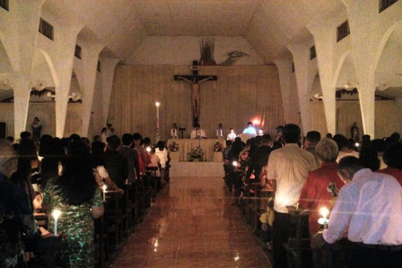 Suasana Malam Paskah Gereja Katolik Sulut