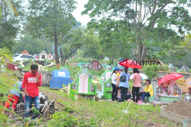 Suasana Perayaan Ceng Beng di Pemakaman Tionghoa Talang Kerikil