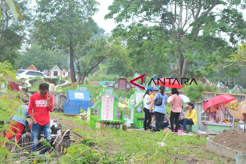 Suasana Perayaan Ceng Beng di Pemakaman Tionghoa Talang Kerikil