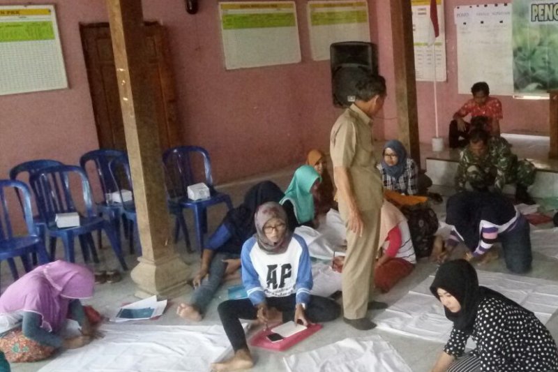 Kodim Pati latih ibu rumah tangga membatik
