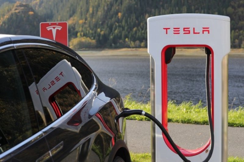 Tesla turunkan biaya langganan Supercharger untuk kendaraan merek lain