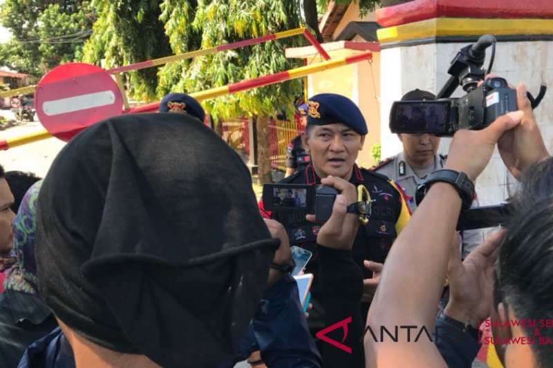 Dansat Brimob mengecek kondisi bawahannya di Lombok