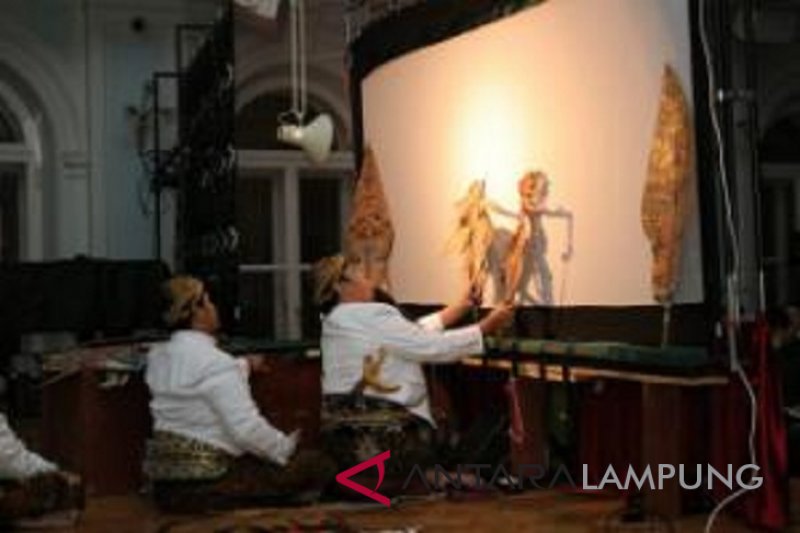 Wayang Kulit "bius' warga Rusia