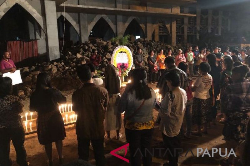 Umat Katolik Jayapura Doa Bersama Pascaledakan Bom Surabaya