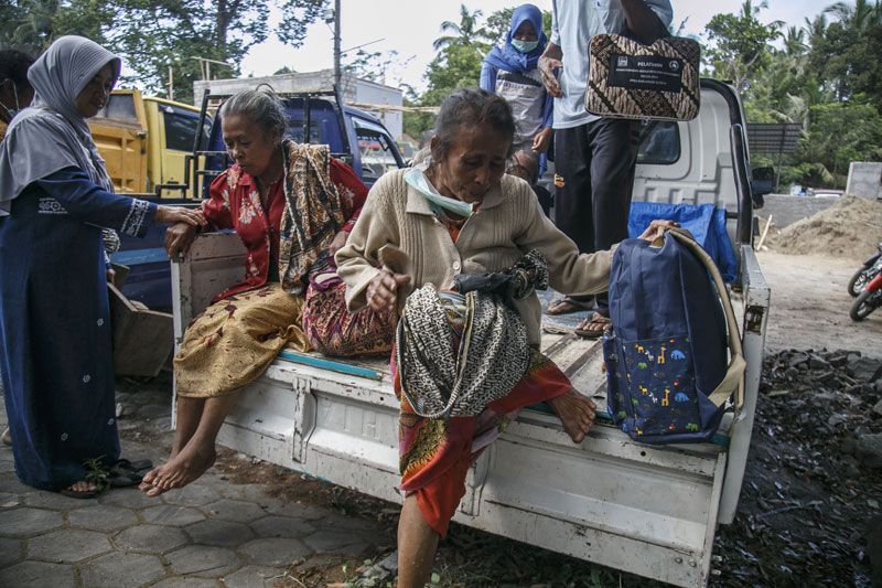 Warga lereng merapi mengungsi