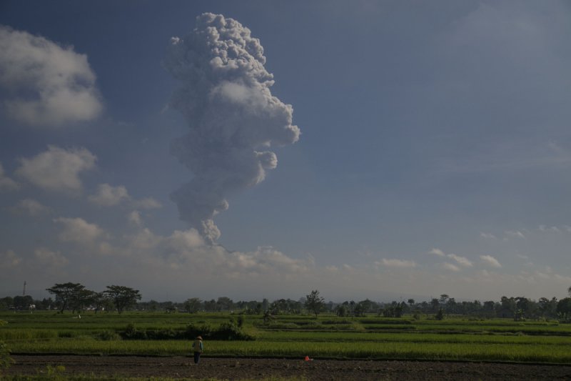 GUNUNG MERAPI MELETUS