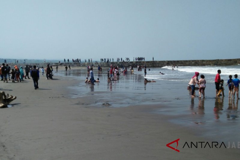 Ribuan Pengunjung Padati Pantai Jayanti Antara News Jawa Barat