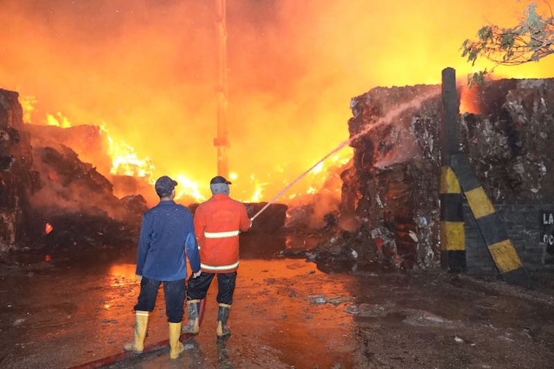 Sebagian pabrik kertas Pakerin Sidoarjo terbakar - ANTARA News Kalimantan  Timur