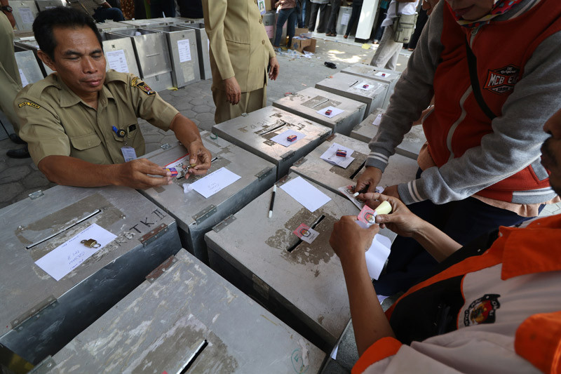 Panwaslu Bekasi amankan temuan kertas suara pemilu 2013