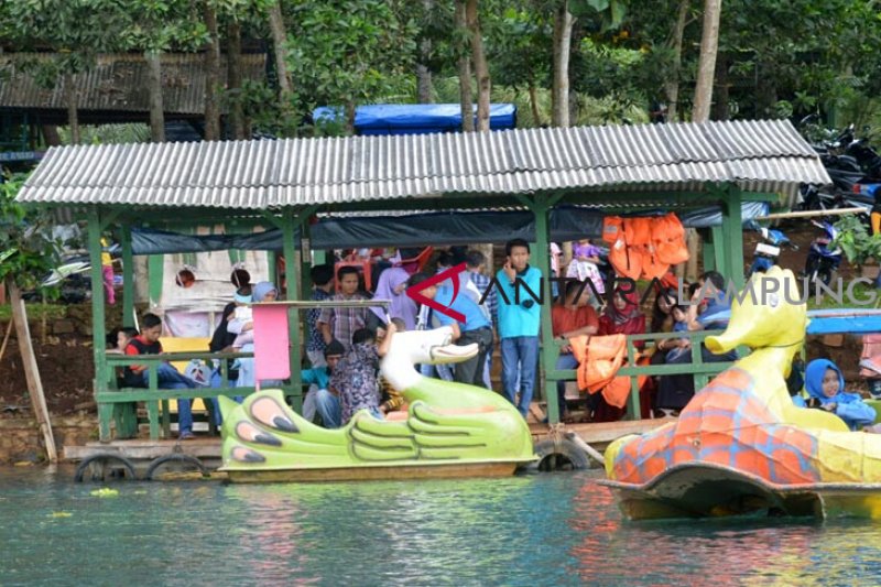 Ratusan Pengunjung Padati Objek Wisata Lampung Timur