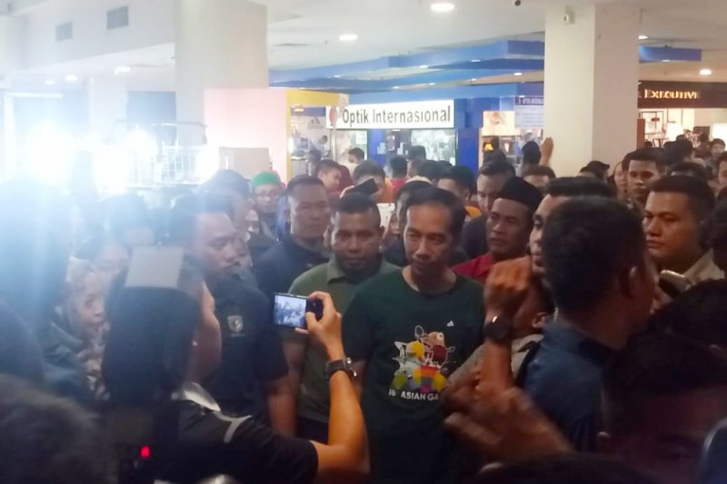 Jokowi Jalan-Jalan keI Mal Panakukang Makassar