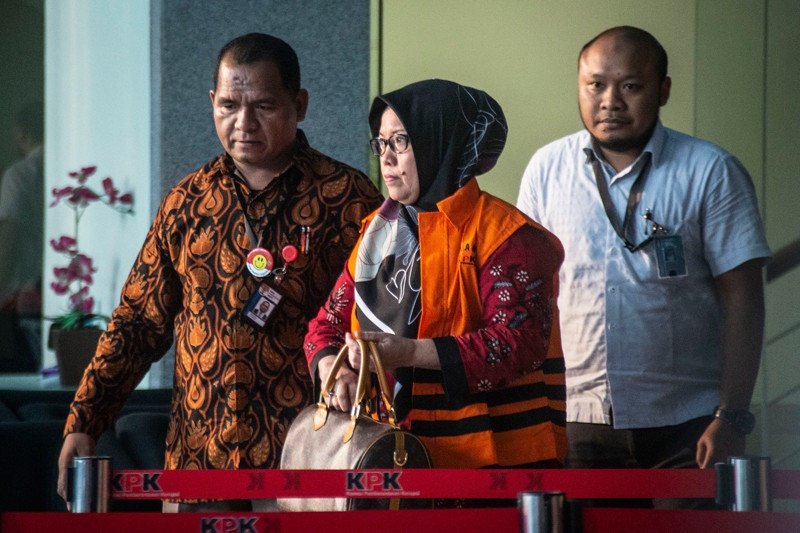 KPK Tahan Tia Isah Ritonga