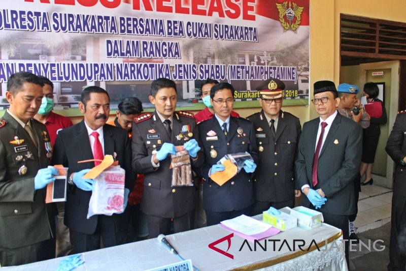 Dua kurir penyelundupan sabu dari luar negeri jalani pemeriksaan