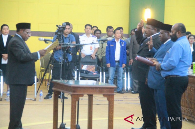 Ketua DPRD Mimika lantik dua angggota PAW