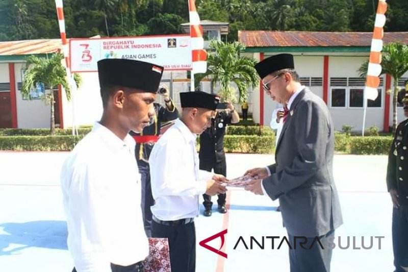 Wakili Menkumham Bupati Sitaro Serahkan Remisi di Lapas Ulu