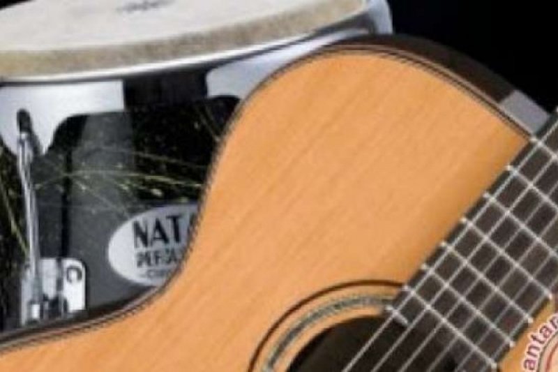Musisi Muda dan Polres Bengkalis Gelar Musik Akustik di Taman Air Mancur