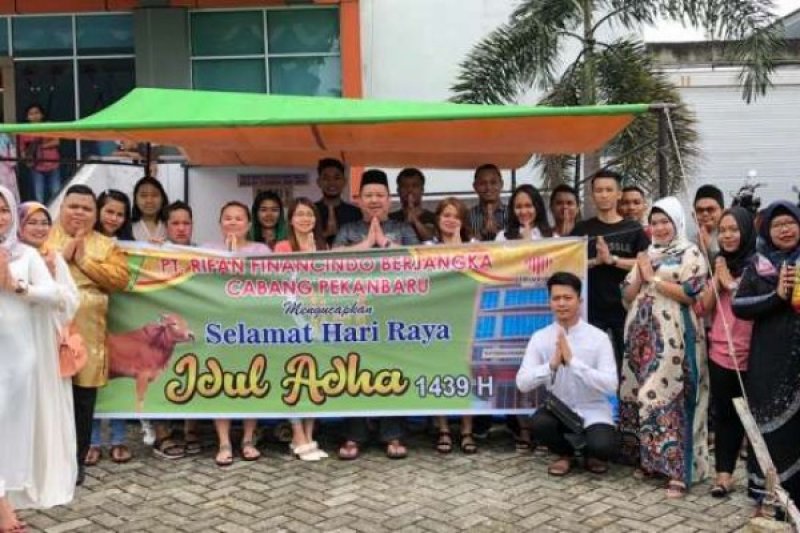 Sambut Hari Raya Idul Adha, PT Rifan Financindo Pekanbaru Berkurban Dua Ekor Sapi