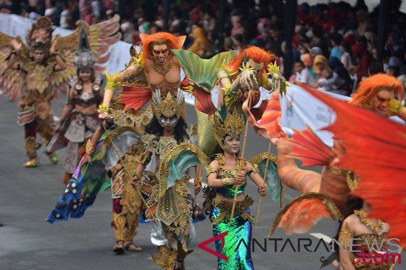 Pengelola Bandara Tampilkan Jember Fashion Carnaval Antara News