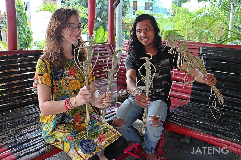 Ini cara perajin wayang lestarikan budaya ke sekolah-sekolah