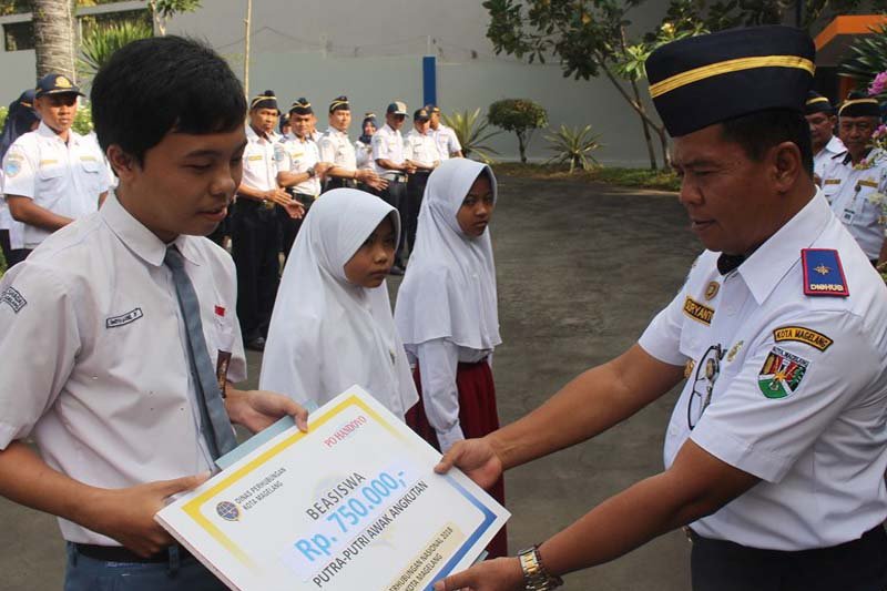 Dishub serahkan beasiswa anak awak angkot