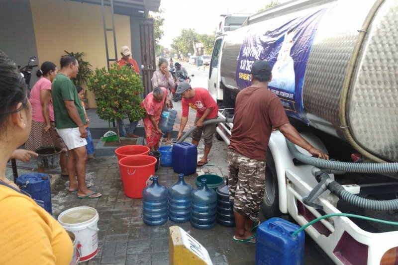 Warga Undaan Kudus terima bantuan air bersih