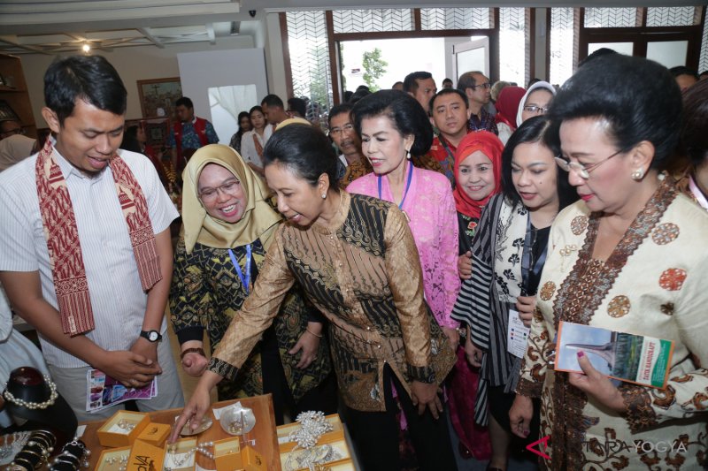 MENTERI BUMN COBA PRODUK PASAR RAKYAT NUSANTARA