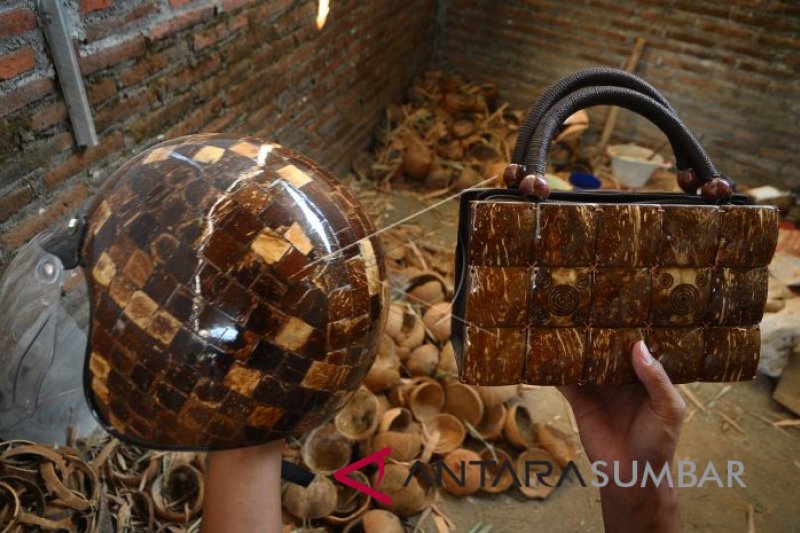 Kerajinan Tempurung Kelapa Antara Sumbar