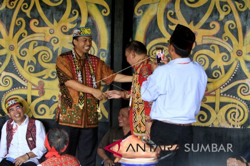 SUTOPO JALANI HUKUM ADAT DAYAK KALBAR