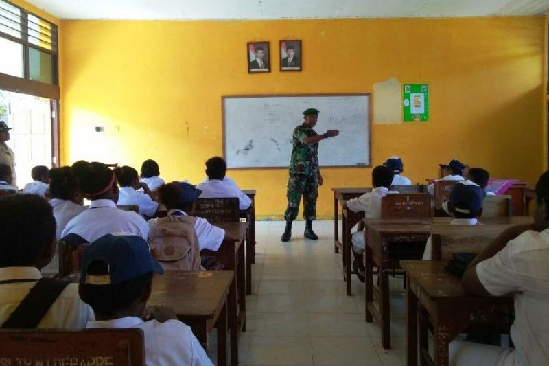 Babinsa Jayapura bekali wawasan kebangsaan kepada pelajar Depapre