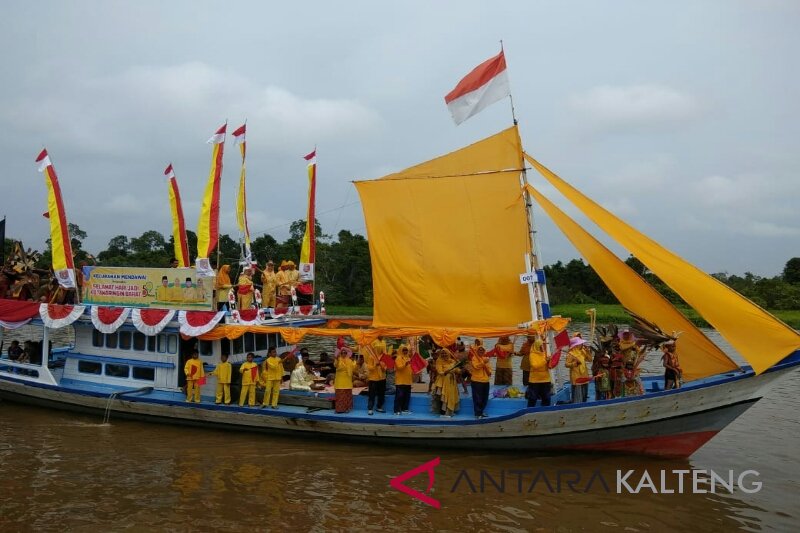 Puluhan kelotok hias meriahkan Festival Batang Arut