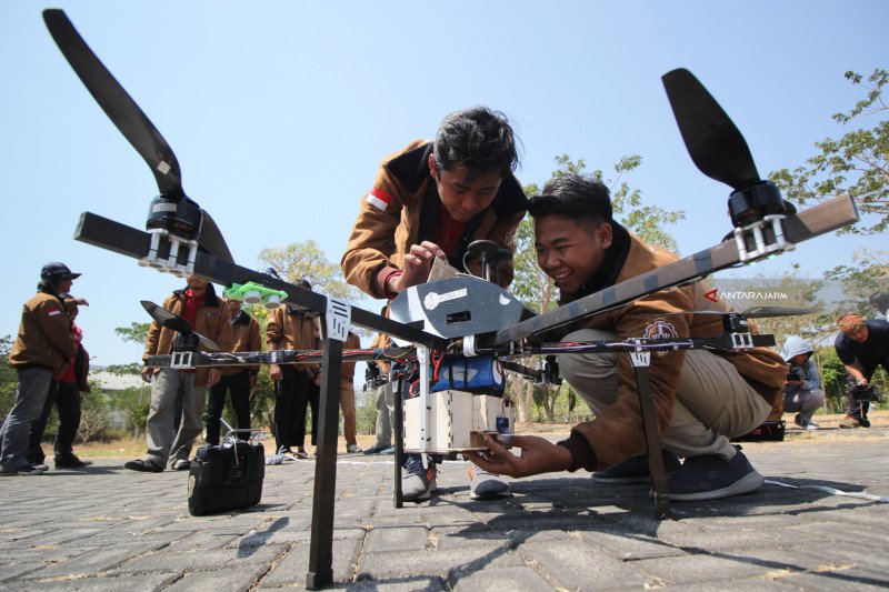 13 mahasiswa berhasil ciptakan dua jenis robot terbang