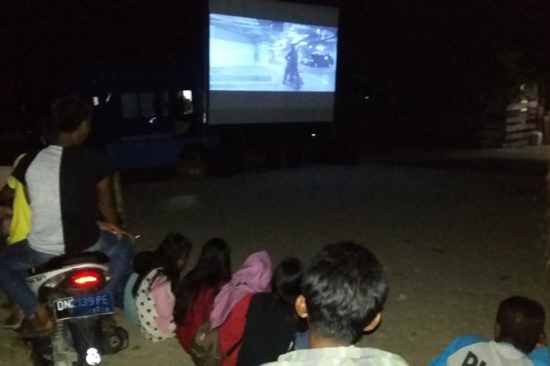 Warga Parigi antusias nonton film bersama