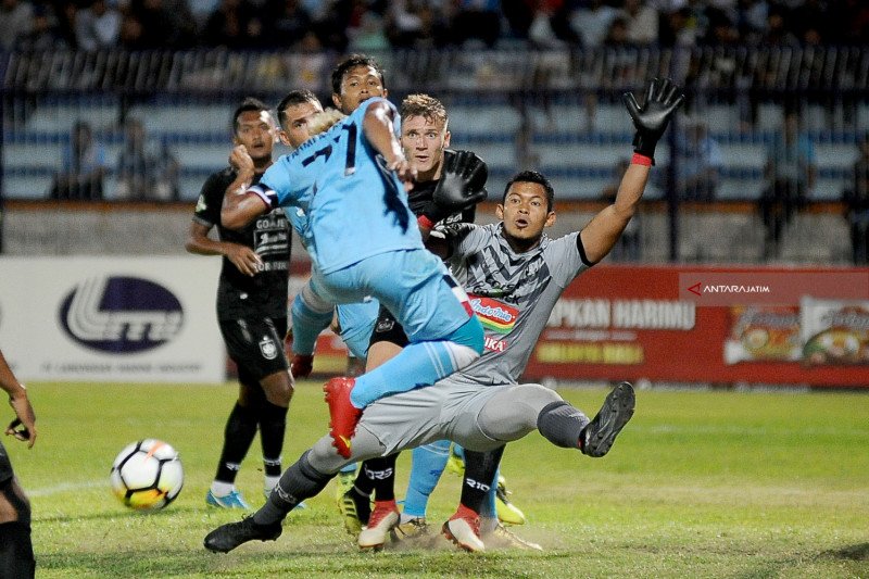 Manfaatkan libur kompetisi, kiper PSIS Semarang latihan mandiri dan melatih anak-anak SSB