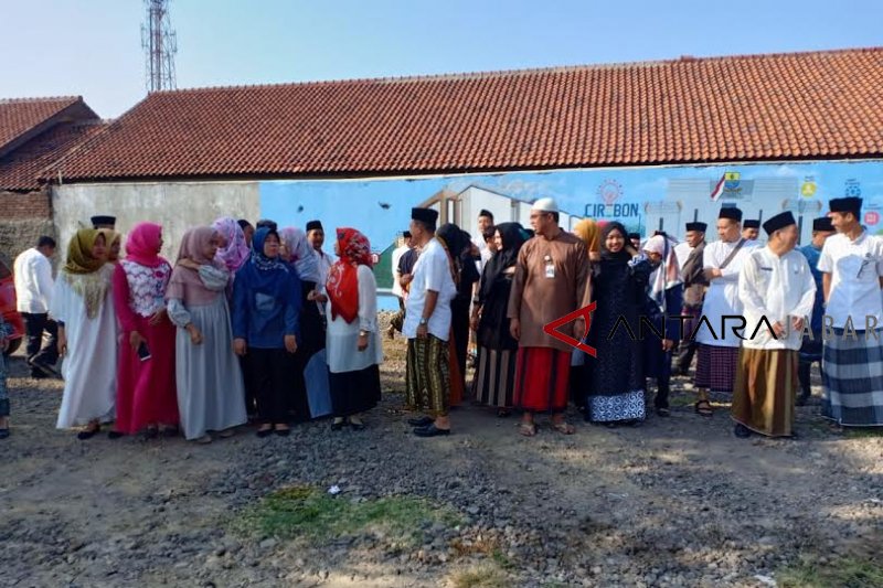 ASN Kuningan berbusana muslim peringati Hari Santri