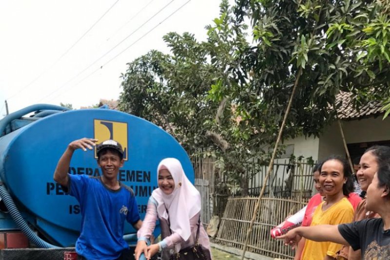 Dewi Aryani beri air bersih kepada warga Kabupaten Tegal