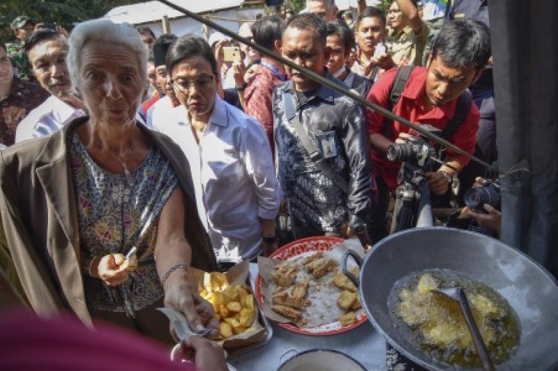 DIREKTUR IMF KUNJUNGI KORBAN GEMPA LOMBOK