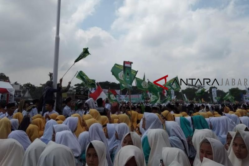 Ribuan santri gelar kirab peringati Hari Santri