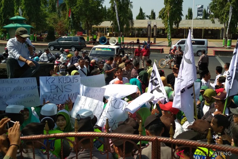 Bupati Kudus siap perjuangkan aspirasi tenaga honorer