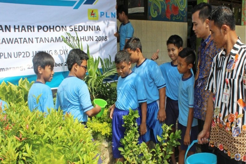 Peringati Hari Pohon sedunia, PLN ajak siswa rawat tanaman