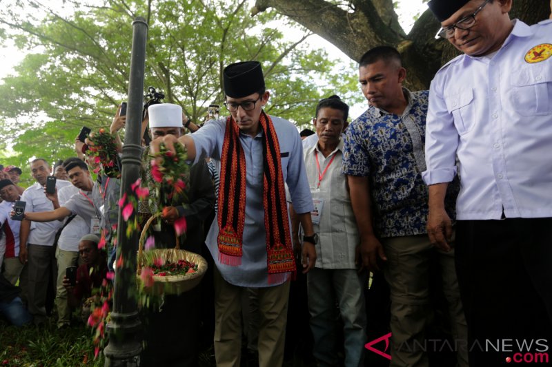 Sandiaga Ziarah Kuburan Massal Tsunami