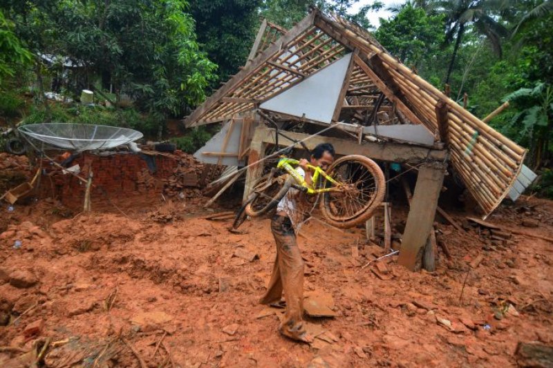 Petugas gabungan buka jalur terisolasi di Tasikmalaya
