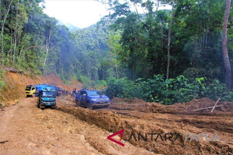 "Offroad" pejabat di jalan transPapua Jayapura-Wamena