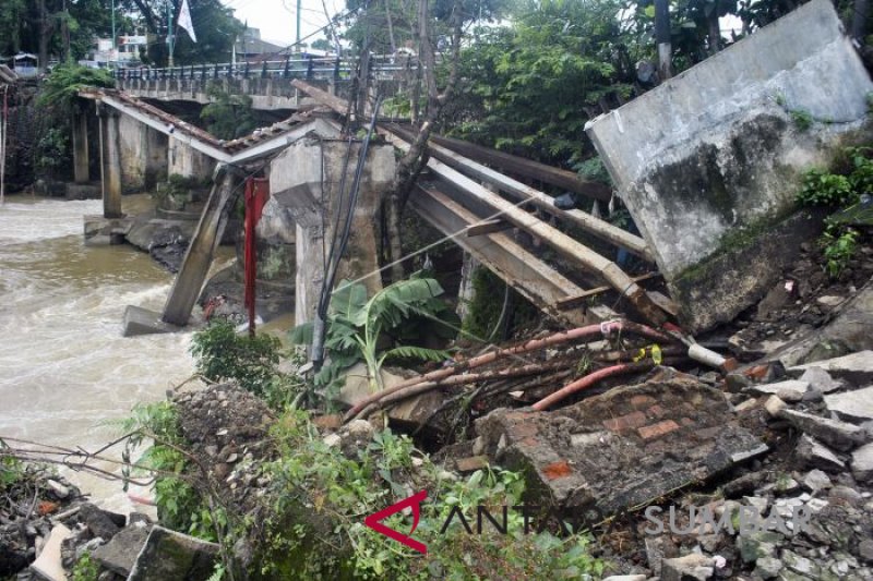 TIANG PENYANGGA JEMBATAN AMBRUK