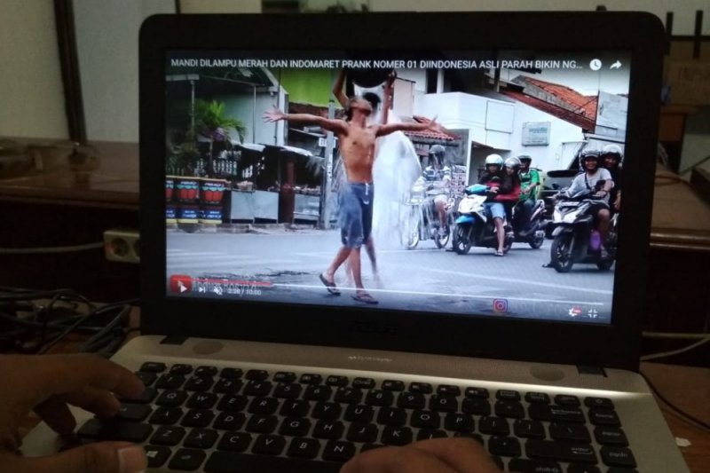 Polisi panggil pembuat video mandi di jalan