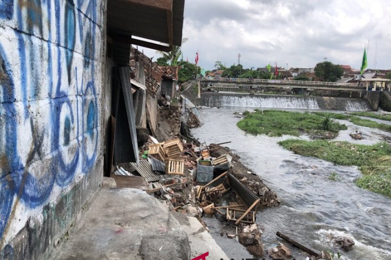 Talut longsor Code ditangani dengan bronjong