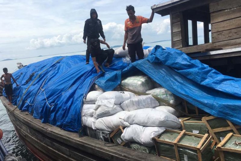 BC Kepri tangkap kapal bawa pakaian bekas