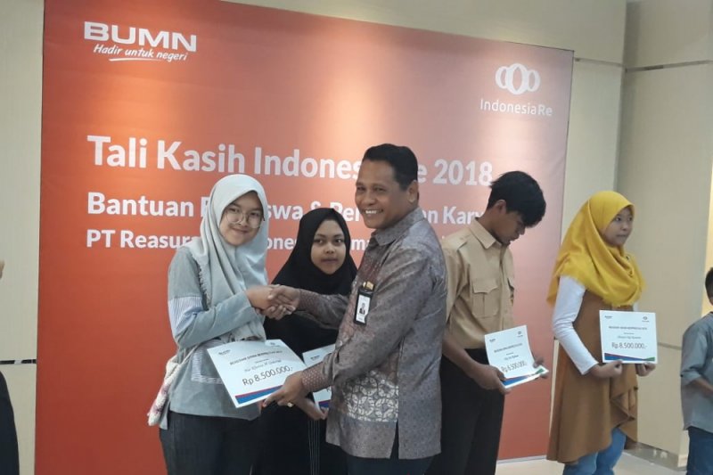 Laksanakan tugas negara, Indonesia Re berikan beasiswa dan bantuan perumahan